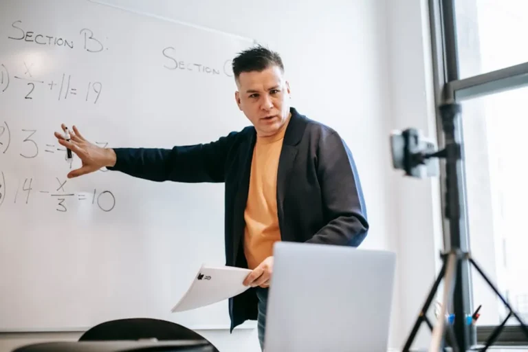 Online Learning vs Classroom Learning: Which Is Better?